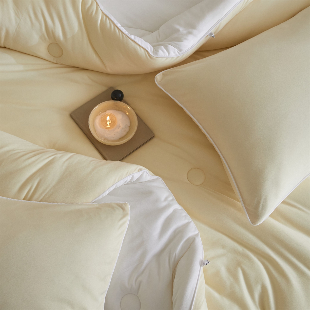 91家纺网 家纺一手货源 找家纺 头等舱 2025新款针织A类软糯净植力抗菌防螨防霉低致敏双拼秋冬被（空镜图） 米黄+本白