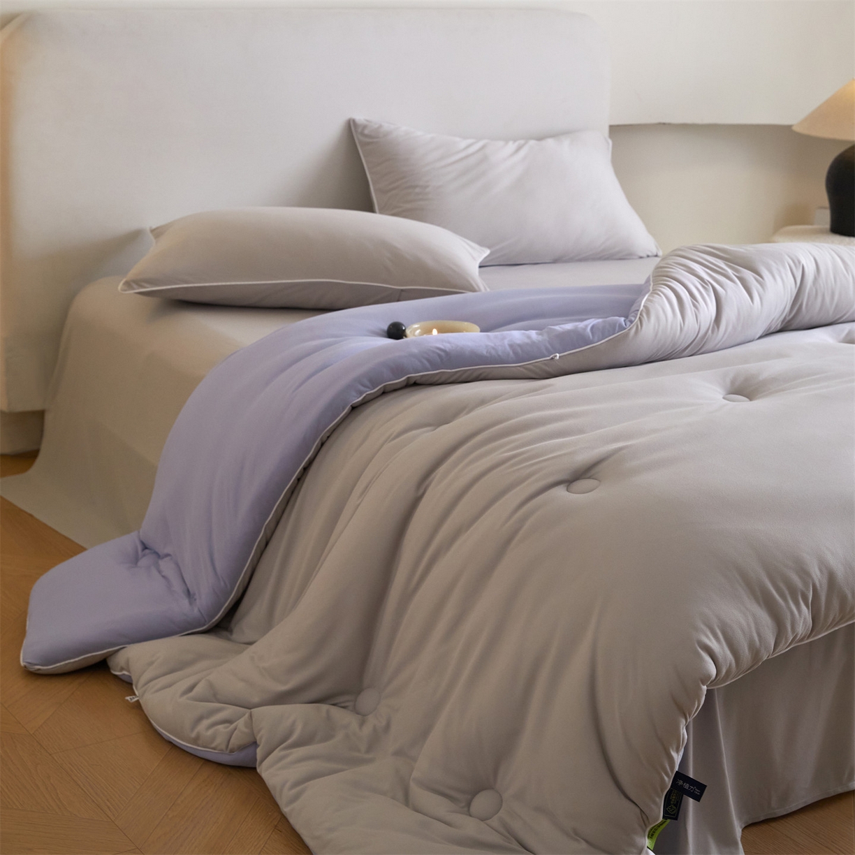 91家纺网 家纺一手货源 找家纺 头等舱 2025新款针织A类软糯净植力抗菌防螨防霉低致敏双拼秋冬被（空镜图） 浅灰+天空蓝