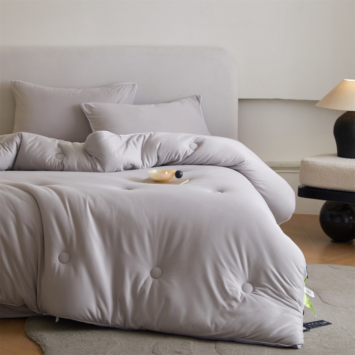 91家纺网 家纺一手货源 找家纺 头等舱 2025新款针织A类软糯净植力抗菌防螨防霉低致敏双拼秋冬被（空镜图） 浅灰+天空蓝