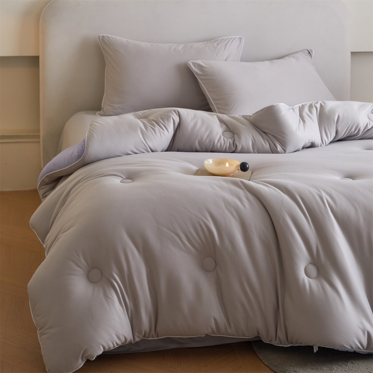 91家纺网 家纺一手货源 找家纺 头等舱 2025新款针织A类软糯净植力抗菌防螨防霉低致敏双拼秋冬被（空镜图） 浅灰+天空蓝