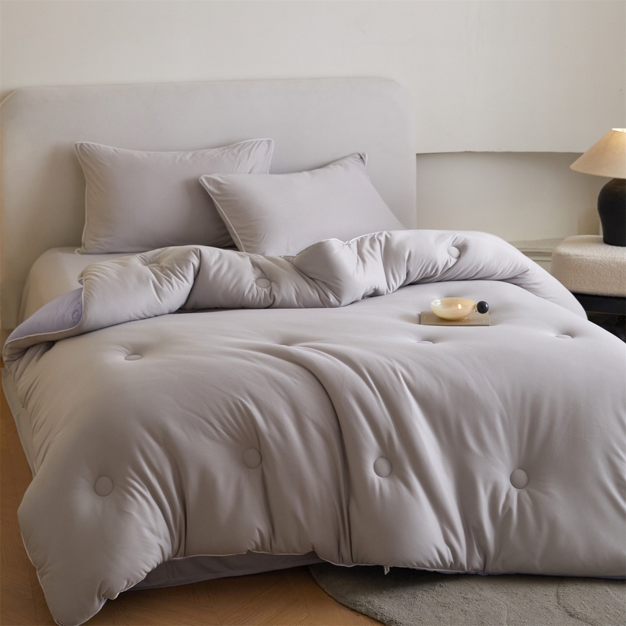 91家纺网 家纺一手货源 找家纺 头等舱 2025新款针织A类软糯净植力抗菌防螨防霉低致敏双拼秋冬被（空镜图） 浅灰+天空蓝