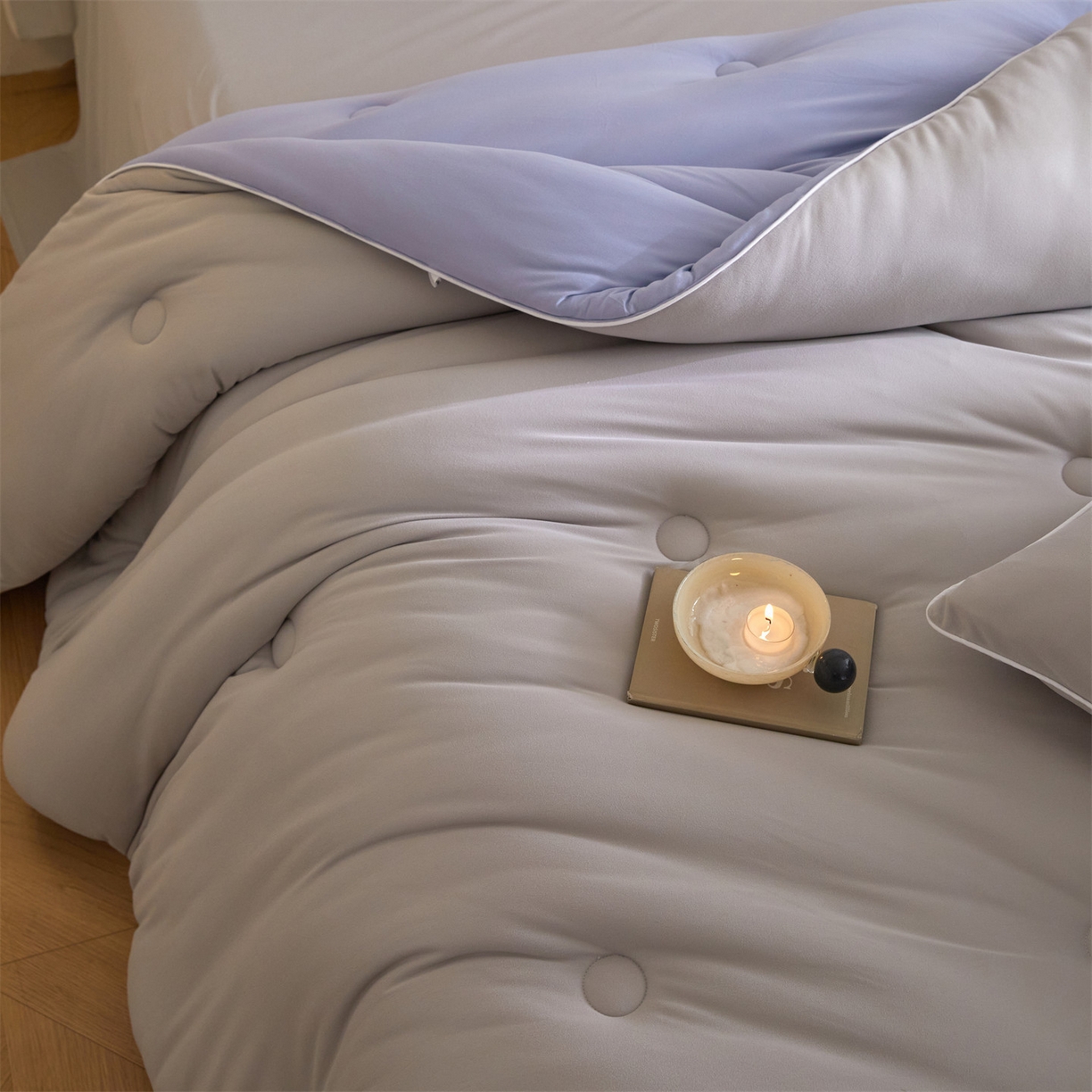 91家纺网 家纺一手货源 找家纺 头等舱 2025新款针织A类软糯净植力抗菌防螨防霉低致敏双拼秋冬被（空镜图） 浅灰+天空蓝