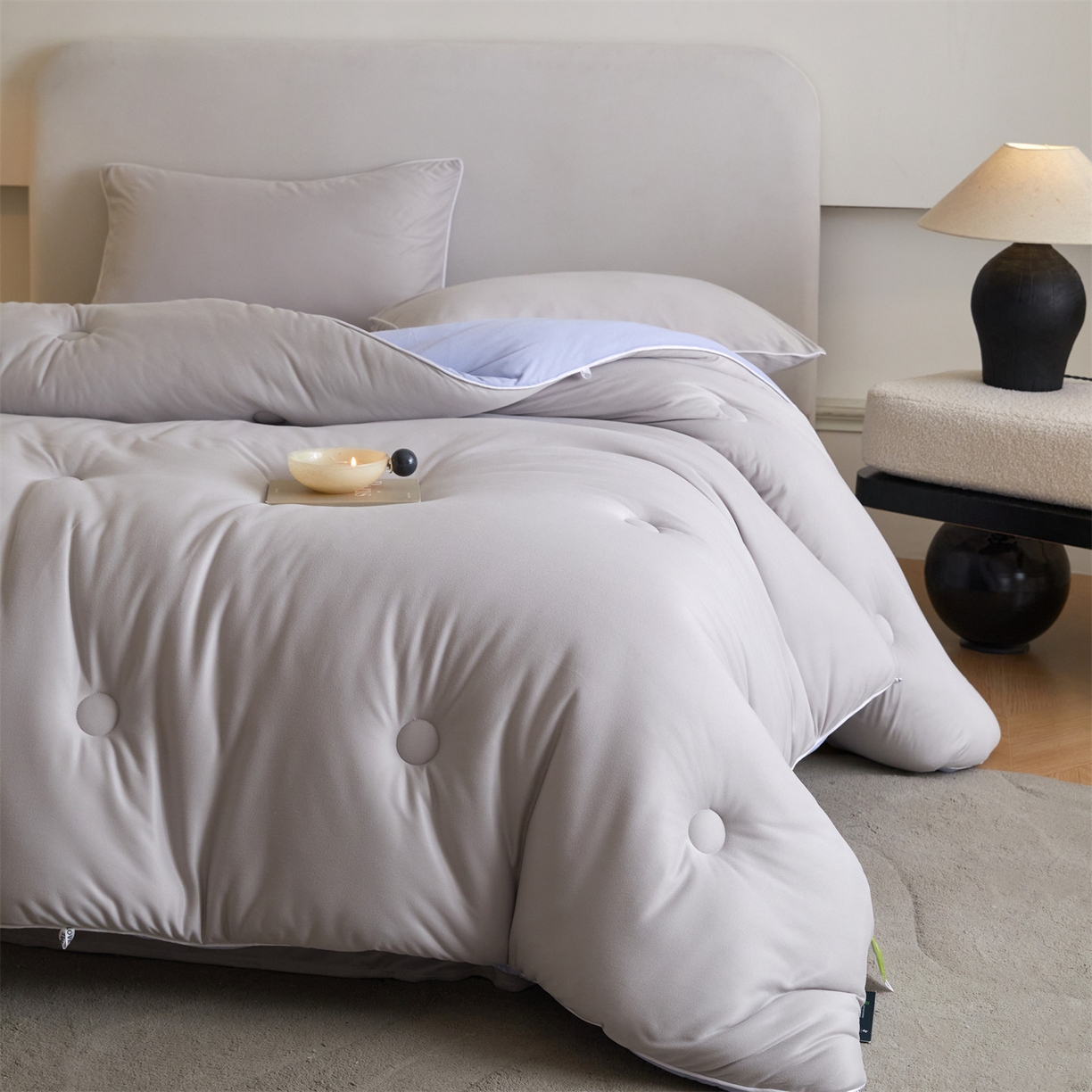 91家纺网 家纺一手货源 找家纺 头等舱 2025新款针织A类软糯净植力抗菌防螨防霉低致敏双拼秋冬被（空镜图） 浅灰+天空蓝