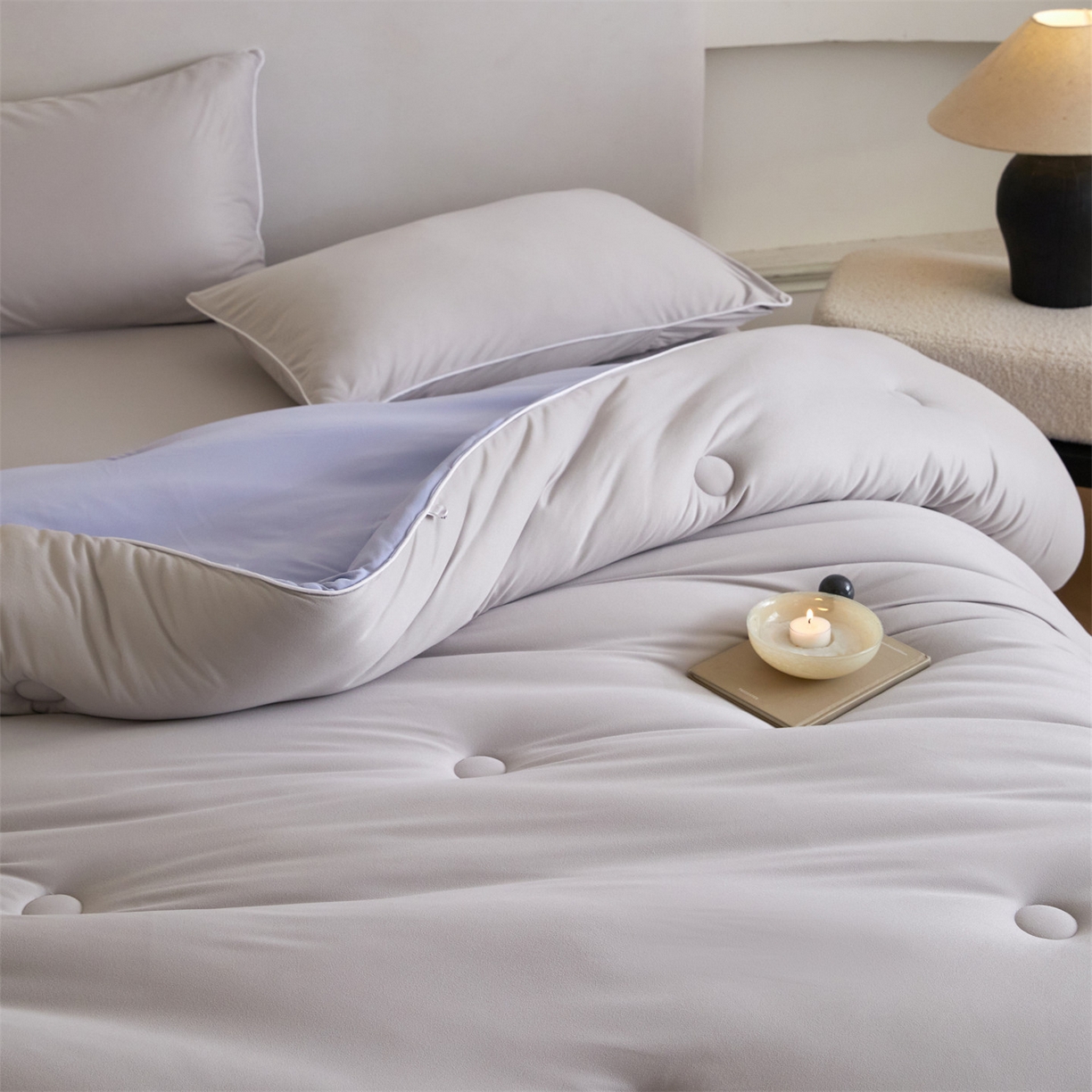 91家纺网 家纺一手货源 找家纺 头等舱 2025新款针织A类软糯净植力抗菌防螨防霉低致敏双拼秋冬被（空镜图） 浅灰+天空蓝