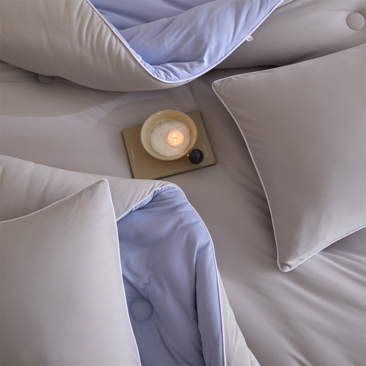 91家纺网 家纺一手货源 找家纺 头等舱 2025新款针织A类软糯净植力抗菌防螨防霉低致敏双拼秋冬被（空镜图） 浅灰+天空蓝