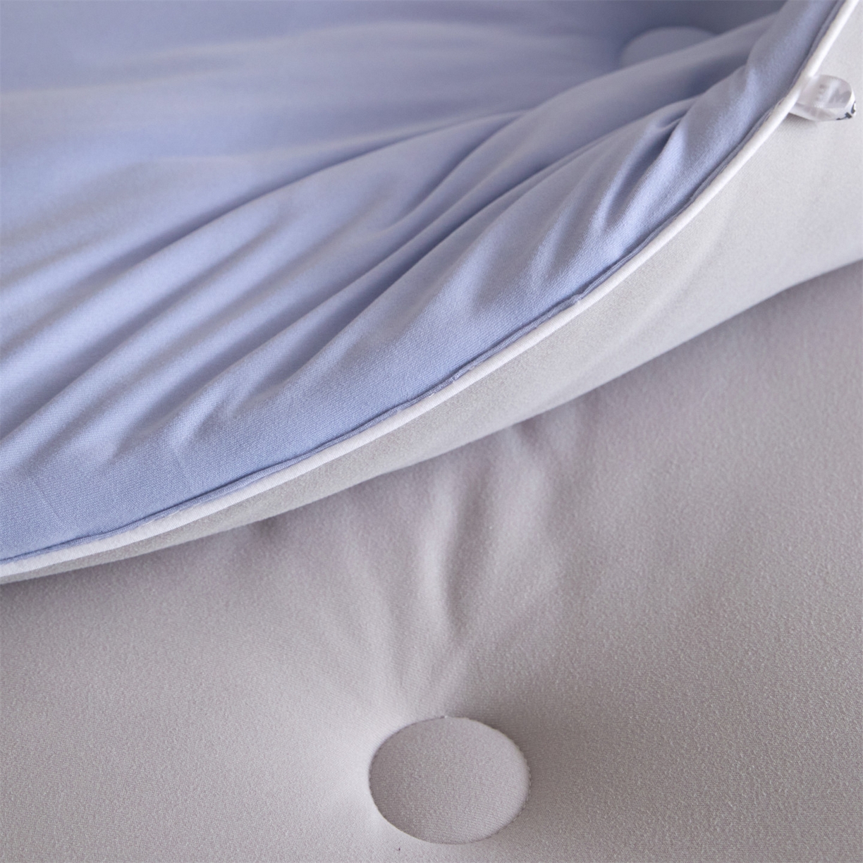 91家纺网 家纺一手货源 找家纺 头等舱 2025新款针织A类软糯净植力抗菌防螨防霉低致敏双拼秋冬被（空镜图） 浅灰+天空蓝