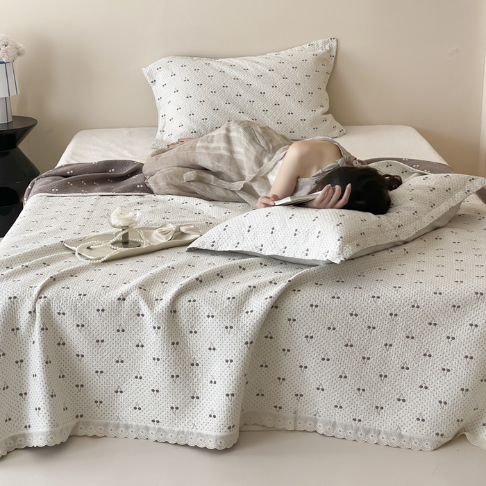 91家纺网 家纺一手货源 找家纺 麻依 2025新款安心棉四层纱布床盖三件套 韩系小樱桃