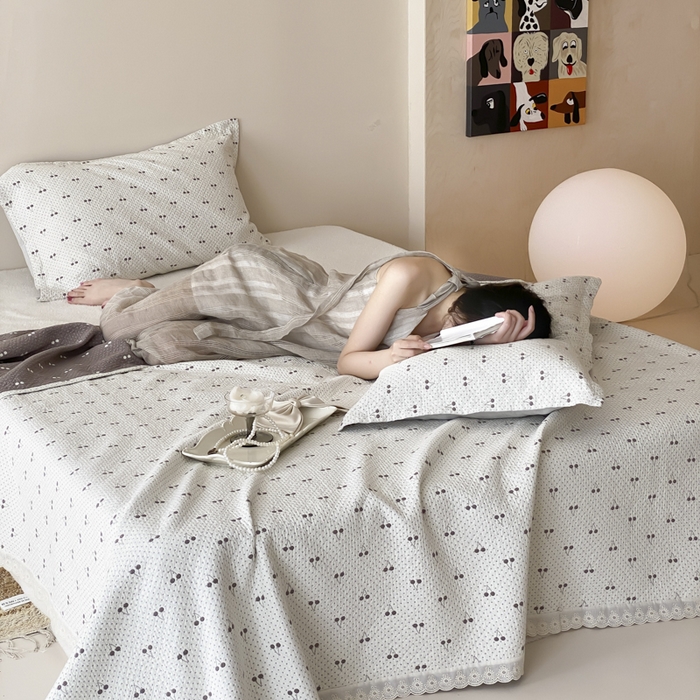 91家纺网 家纺一手货源 找家纺 麻依 2025新款安心棉四层纱布床盖三件套 韩系小樱桃