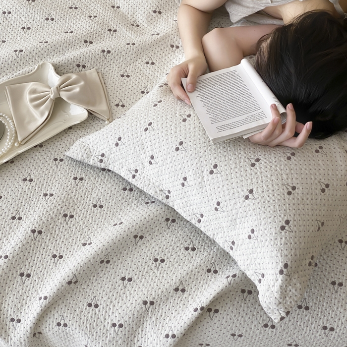 91家纺网 家纺一手货源 找家纺 麻依 2025新款安心棉四层纱布床盖三件套 韩系小樱桃