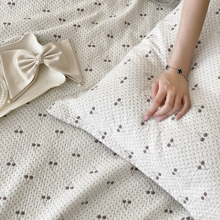 91家纺网 家纺一手货源 找家纺 麻依 2025新款安心棉四层纱布床盖三件套 韩系小樱桃