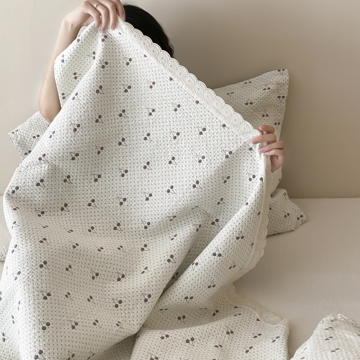 91家纺网 家纺一手货源 找家纺 麻依 2025新款安心棉四层纱布床盖三件套 韩系小樱桃