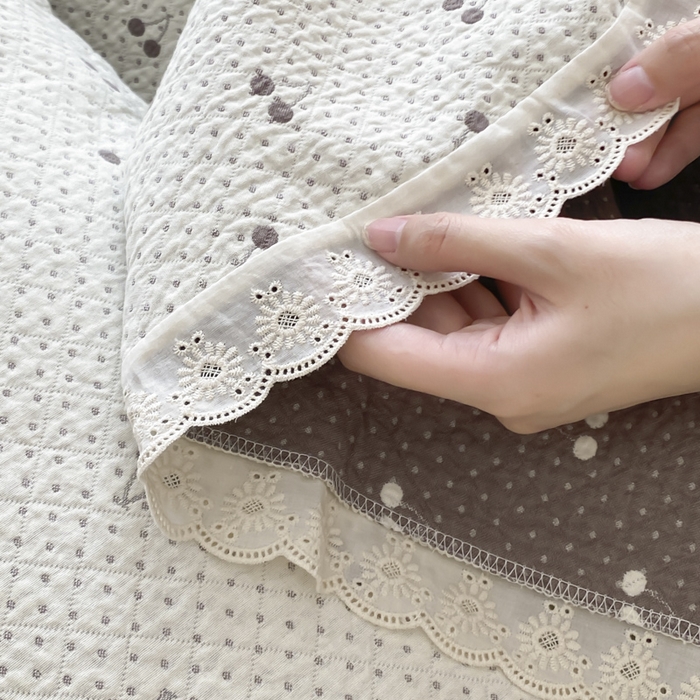 91家纺网 家纺一手货源 找家纺 麻依 2025新款安心棉四层纱布床盖三件套 韩系小樱桃