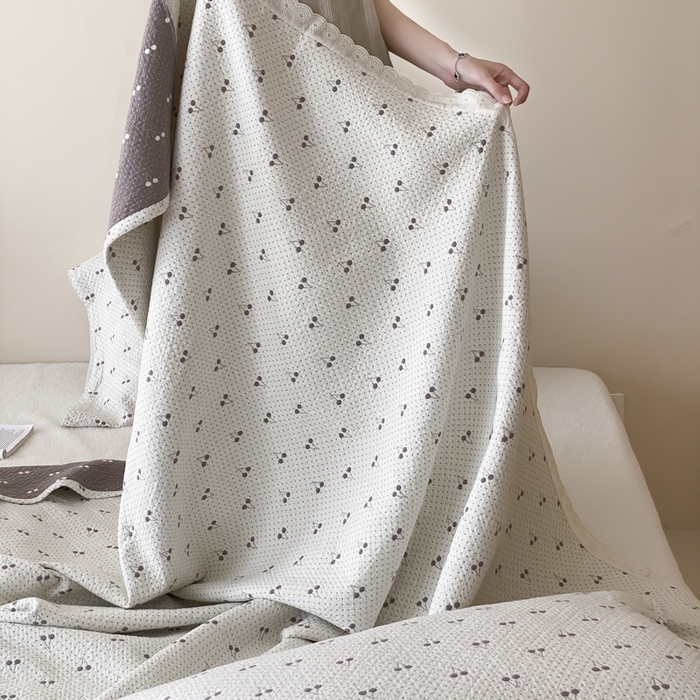 91家纺网 家纺一手货源 找家纺 麻依 2025新款安心棉四层纱布床盖三件套 韩系小樱桃