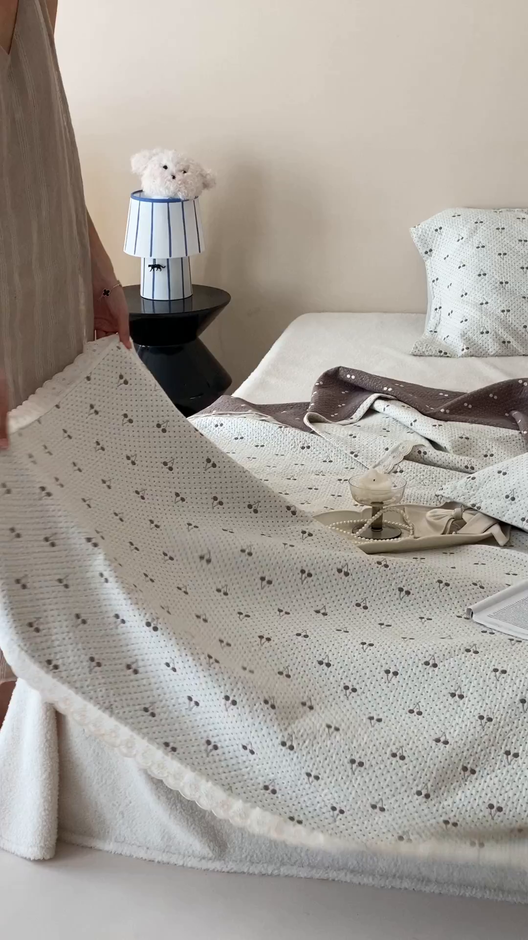 91家纺网 家纺一手货源 找家纺 麻依 2025新款安心棉四层纱布床盖三件套 韩系小樱桃