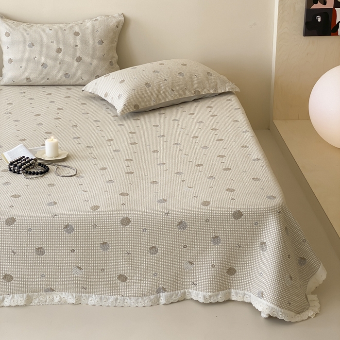 91家纺网 家纺一手货源 找家纺 麻依 2025新款安心棉四层纱布床盖三件套 焦糖草莓