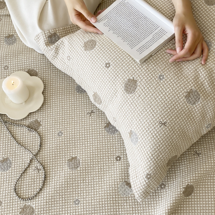 91家纺网 家纺一手货源 找家纺 麻依 2025新款安心棉四层纱布床盖三件套 焦糖草莓