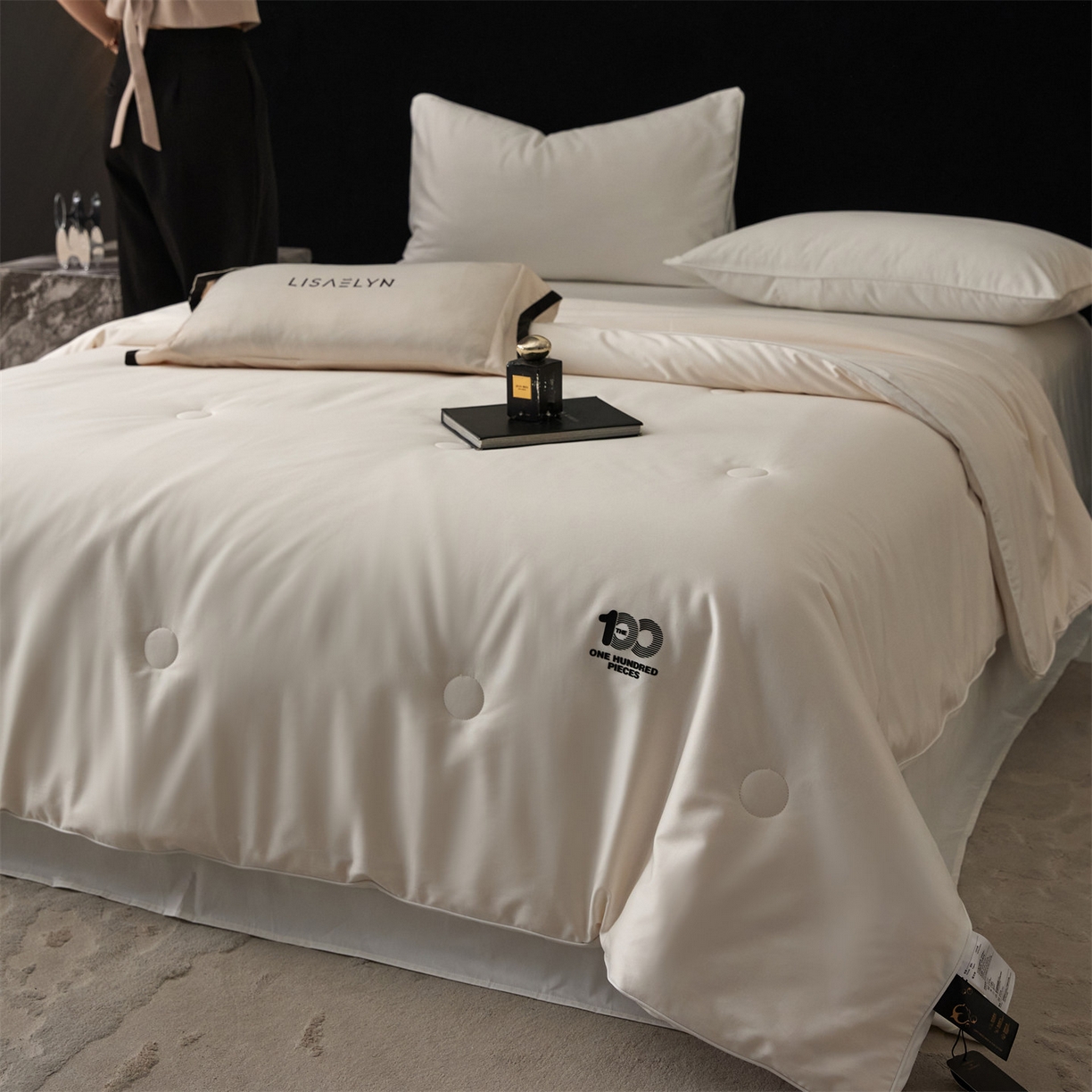 91家纺网 家纺一手货源 找家纺 （总）头等舱 2025新款全棉100支双股纯色A类80大豆7A抗菌立体被子被芯（模特图）