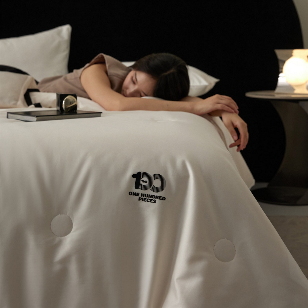 91家纺网 家纺一手货源 找家纺 （总）头等舱 2025新款全棉100支双股纯色A类80大豆7A抗菌立体被子被芯（模特图）