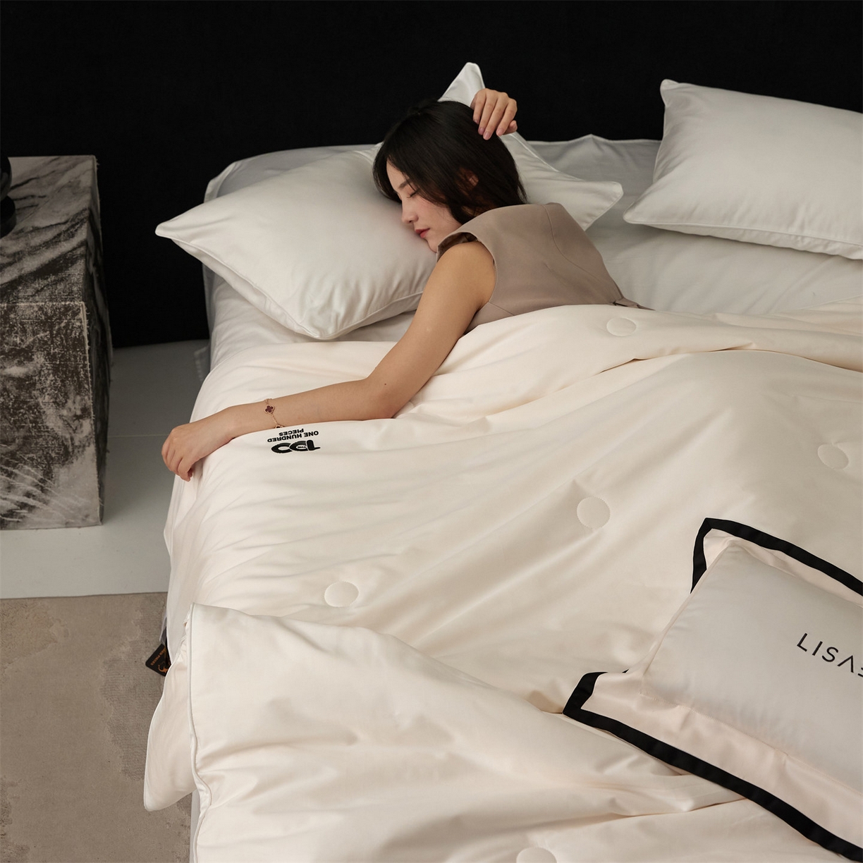 91家纺网 家纺一手货源 找家纺 头等舱 2025新款全棉100支双股纯色A类80大豆7A抗菌立体被子被芯（模特图） 本白