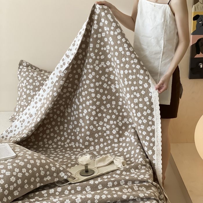 91家纺网 家纺一手货源 找家纺 麻依 2025新款安心棉四层纱布床盖三件套 梅屿-驼