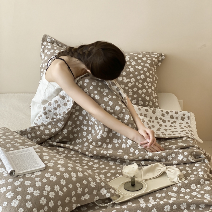 91家纺网 家纺一手货源 找家纺 麻依 2025新款安心棉四层纱布床盖三件套 梅屿-驼