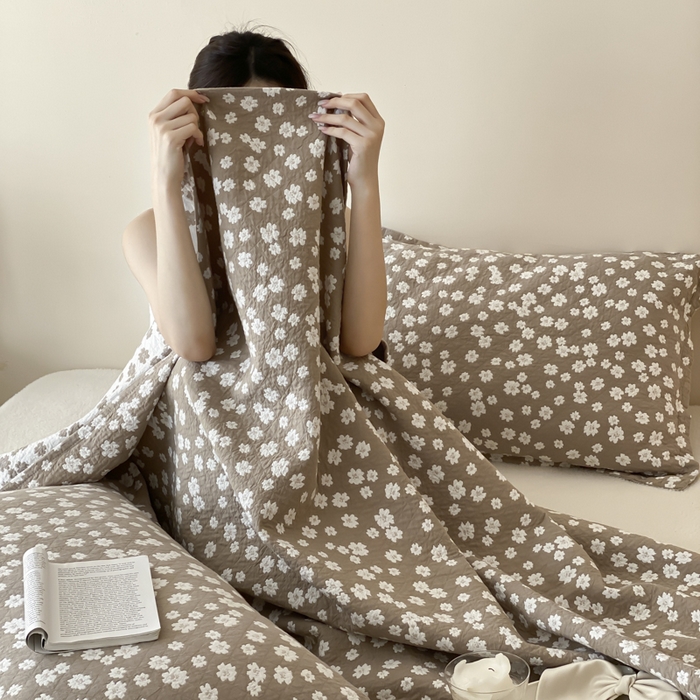 91家纺网 家纺一手货源 找家纺 麻依 2025新款安心棉四层纱布床盖三件套 梅屿-驼