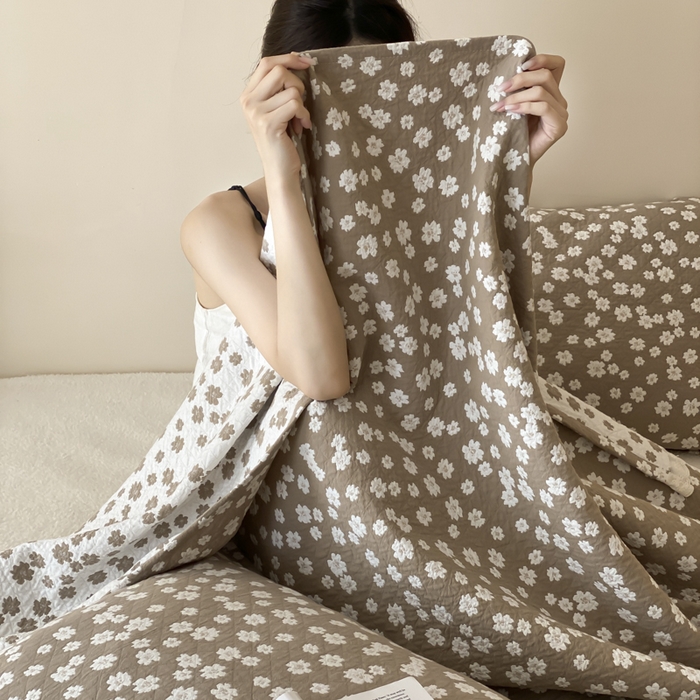 91家纺网 家纺一手货源 找家纺 麻依 2025新款安心棉四层纱布床盖三件套 梅屿-驼