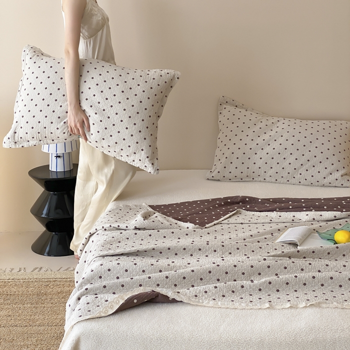 91家纺网 家纺一手货源 找家纺 麻依 2025新款安心棉四层纱布床盖三件套 小波点