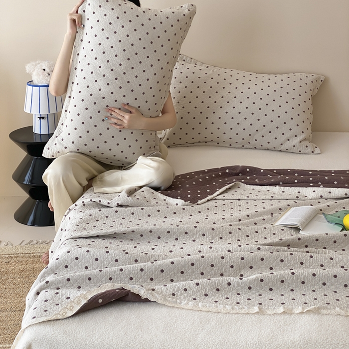 91家纺网 家纺一手货源 找家纺 麻依 2025新款安心棉四层纱布床盖三件套 小波点