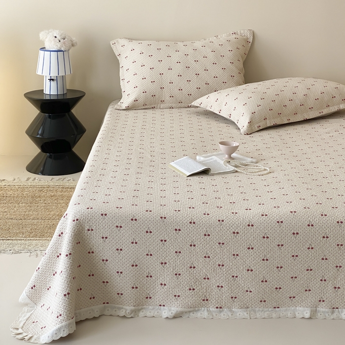 91家纺网 家纺一手货源 找家纺 麻依 2025新款安心棉四层纱布床盖三件套 樱桃红了