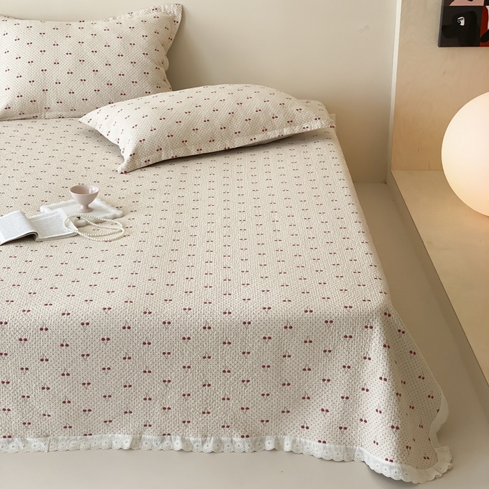 91家纺网 家纺一手货源 找家纺 麻依 2025新款安心棉四层纱布床盖三件套 樱桃红了