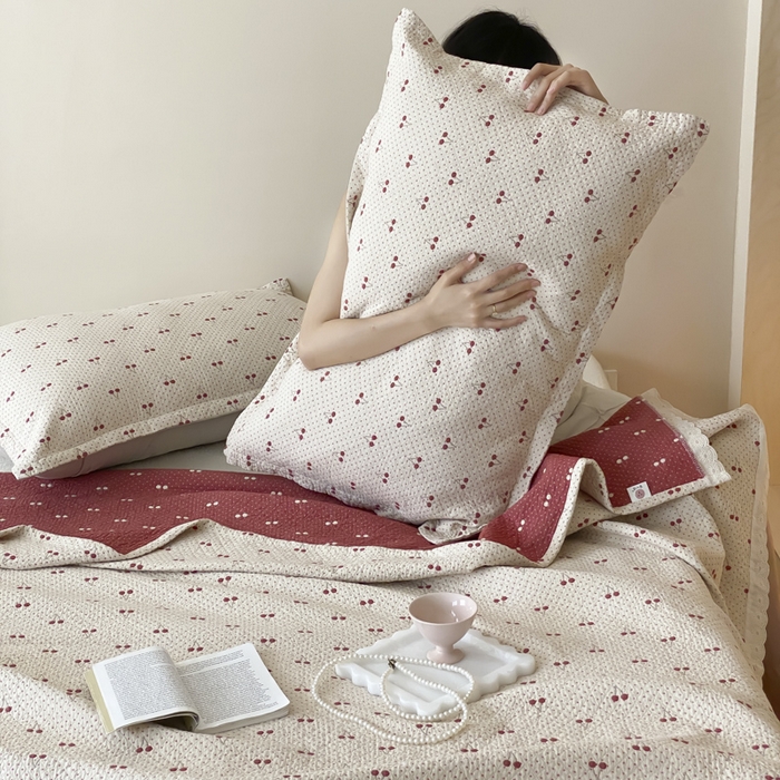 91家纺网 家纺一手货源 找家纺 麻依 2025新款安心棉四层纱布床盖三件套 樱桃红了