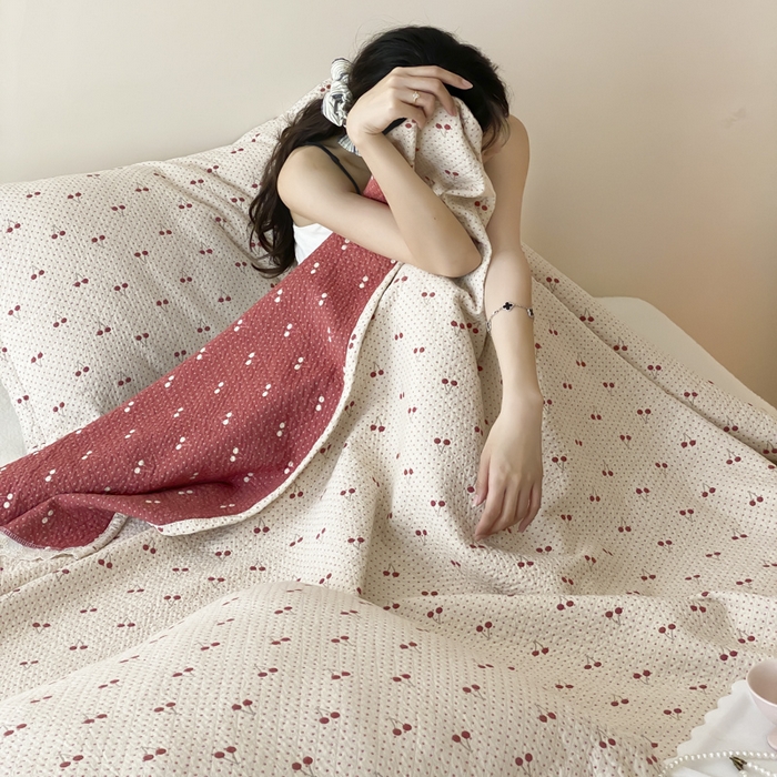 91家纺网 家纺一手货源 找家纺 麻依 2025新款安心棉四层纱布床盖三件套 樱桃红了