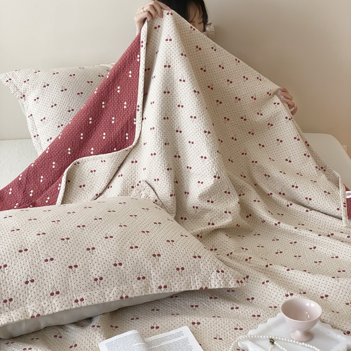 91家纺网 家纺一手货源 找家纺 麻依 2025新款安心棉四层纱布床盖三件套 樱桃红了