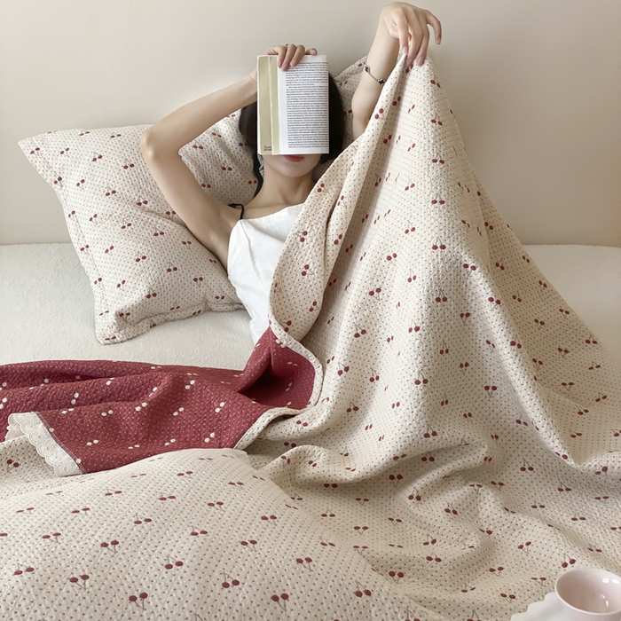 91家纺网 家纺一手货源 找家纺 麻依 2025新款安心棉四层纱布床盖三件套 樱桃红了