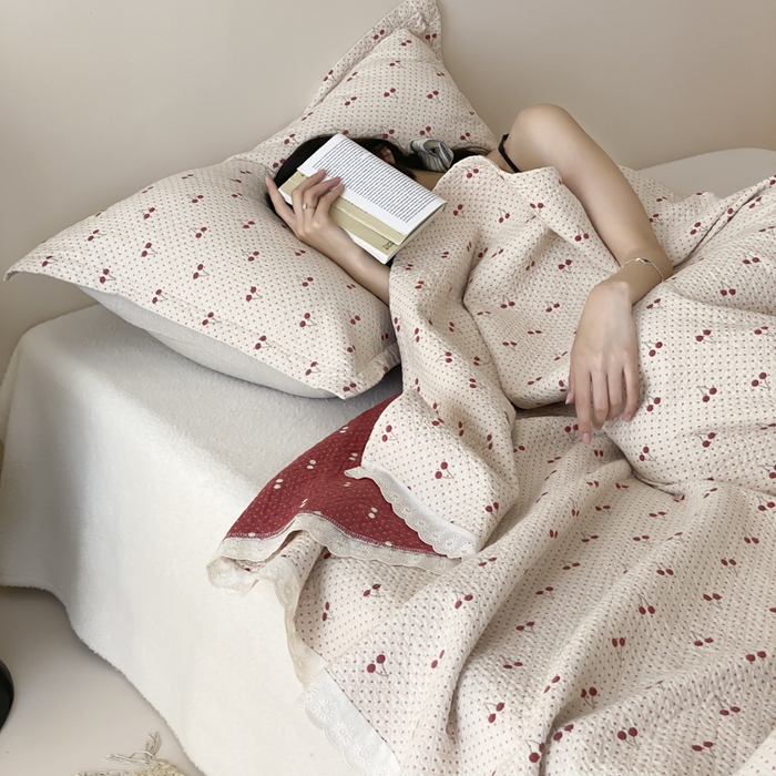 91家纺网 家纺一手货源 找家纺 麻依 2025新款安心棉四层纱布床盖三件套 樱桃红了