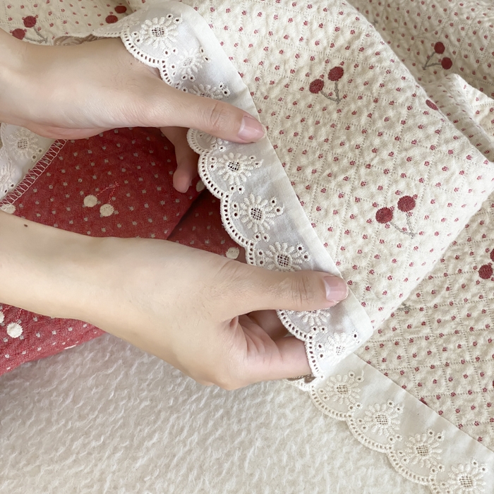 91家纺网 家纺一手货源 找家纺 麻依 2025新款安心棉四层纱布床盖三件套 樱桃红了