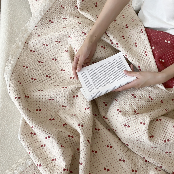 91家纺网 家纺一手货源 找家纺 麻依 2025新款安心棉四层纱布床盖三件套 樱桃红了