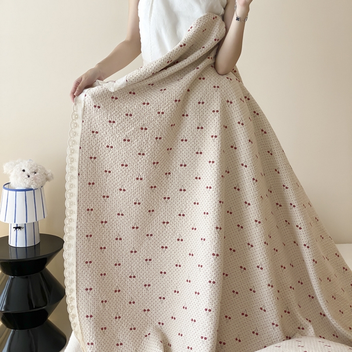 91家纺网 家纺一手货源 找家纺 麻依 2025新款安心棉四层纱布床盖三件套 樱桃红了