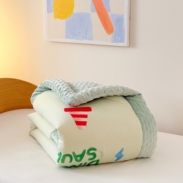 91家纺网 家纺一手货源 找家纺 嗨生活 2025新款针织棉豆豆被儿童豆豆被幼儿园豆豆被被子被芯 叠拍图