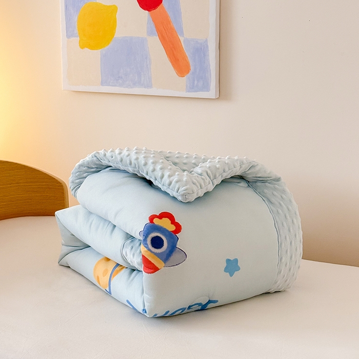 91家纺网 家纺一手货源 找家纺 嗨生活 2025新款针织棉豆豆被儿童豆豆被幼儿园豆豆被被子被芯 叠拍图