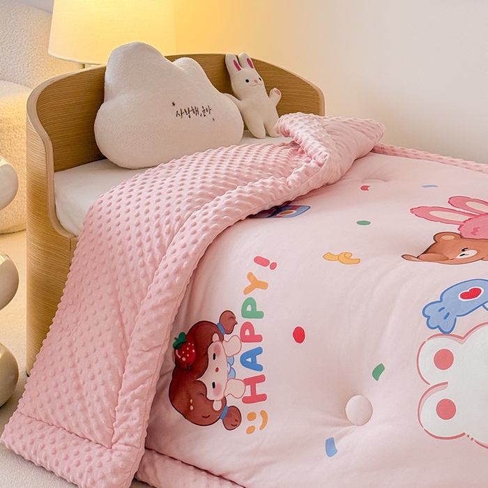 91家纺网 家纺一手货源 找家纺 嗨生活 2025新款针织棉豆豆被儿童豆豆被幼儿园豆豆被被子被芯 开心女孩