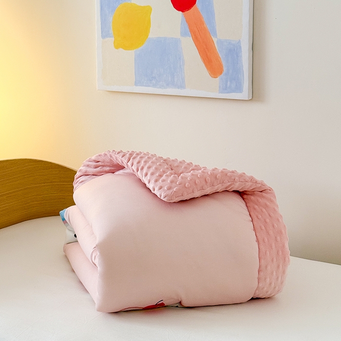 91家纺网 家纺一手货源 找家纺 嗨生活 2025新款针织棉豆豆被儿童豆豆被幼儿园豆豆被被子被芯 叠拍图