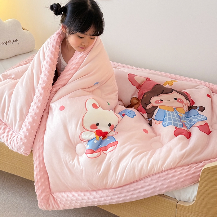 91家纺网 家纺一手货源 找家纺 嗨生活 2025新款针织棉豆豆被儿童豆豆被幼儿园豆豆被被子被芯 开心女孩