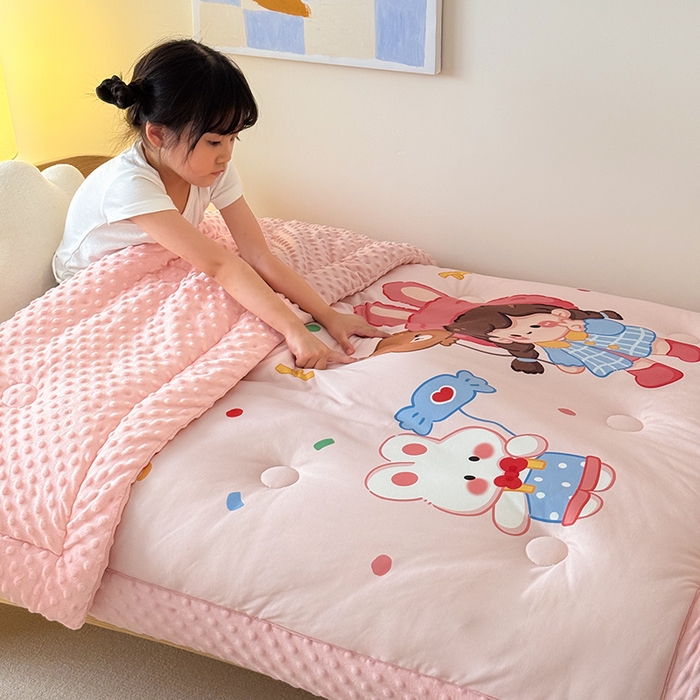 91家纺网 家纺一手货源 找家纺 嗨生活 2025新款针织棉豆豆被儿童豆豆被幼儿园豆豆被被子被芯 开心女孩