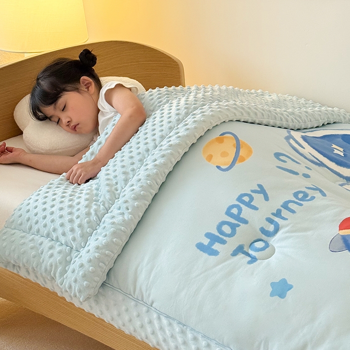 91家纺网 家纺一手货源 找家纺 嗨生活 2025新款针织棉豆豆被儿童豆豆被幼儿园豆豆被被子被芯 开心宇航员