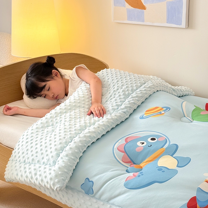 91家纺网 家纺一手货源 找家纺 嗨生活 2025新款针织棉豆豆被儿童豆豆被幼儿园豆豆被被子被芯 恐龙派对