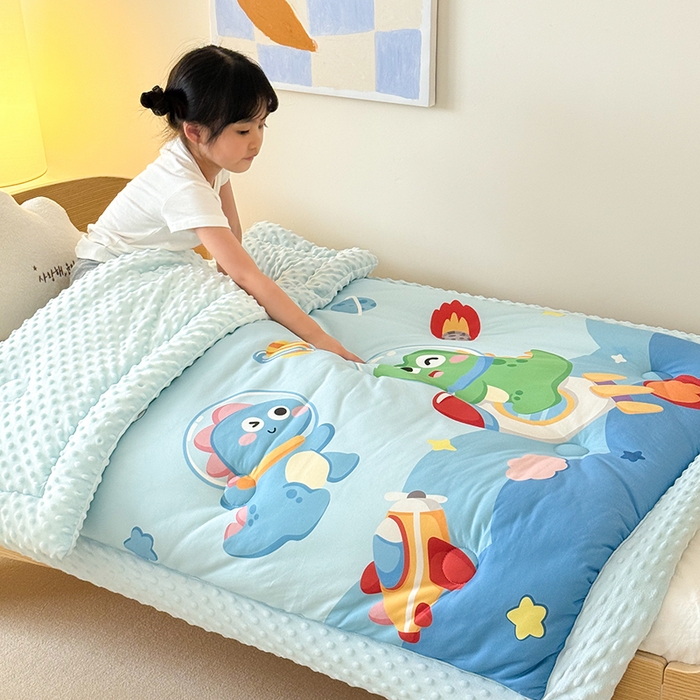 91家纺网 家纺一手货源 找家纺 嗨生活 2025新款针织棉豆豆被儿童豆豆被幼儿园豆豆被被子被芯 恐龙派对