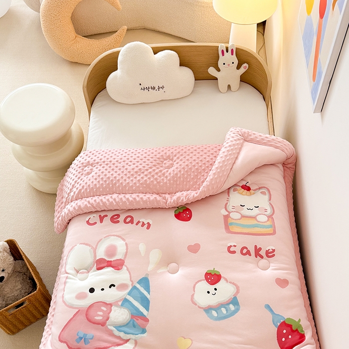 91家纺网 家纺一手货源 找家纺 嗨生活 2025新款针织棉豆豆被儿童豆豆被幼儿园豆豆被被子被芯 萌小兔