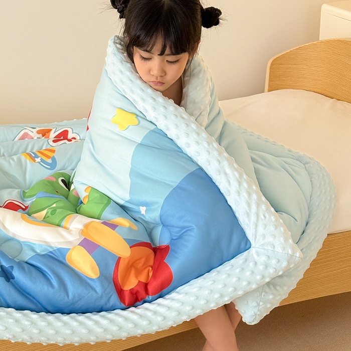 91家纺网 家纺一手货源 找家纺 嗨生活 2025新款针织棉豆豆被儿童豆豆被幼儿园豆豆被被子被芯 恐龙派对